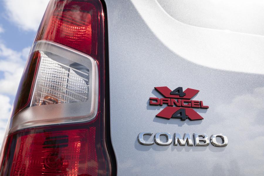 Логотип Opel Combo Cargo 4x4 2019 года  (фото 31 из 39)